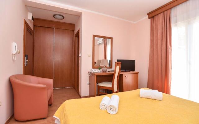 Hotel Mena