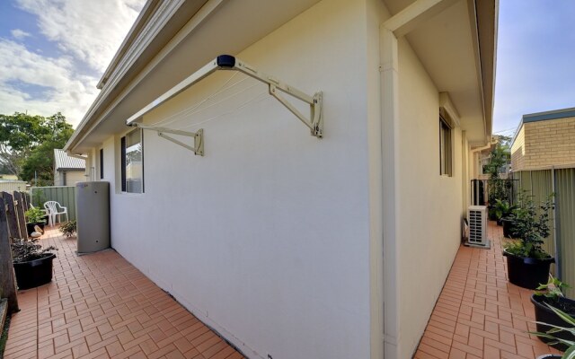 White Waves, 7B Achilles Street