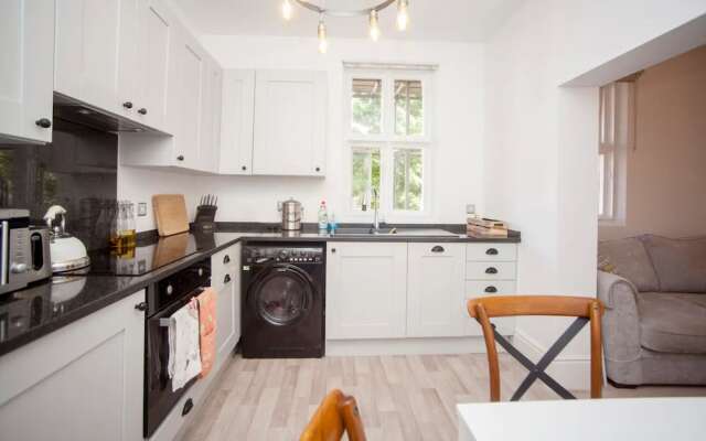 Elegant 1 Bedroom Flat With Period Features in Bristol