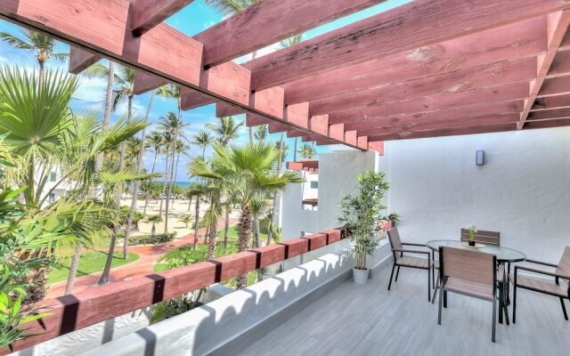 Feel The Ocean Breeze From This Alluring Beachfront Apartment D302