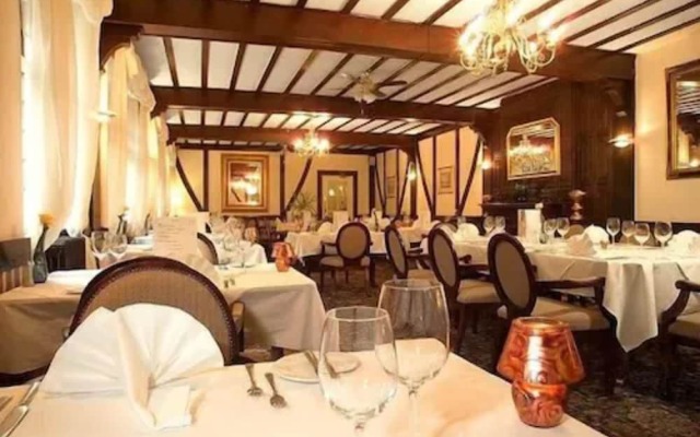 Crown & Cushion Hotel