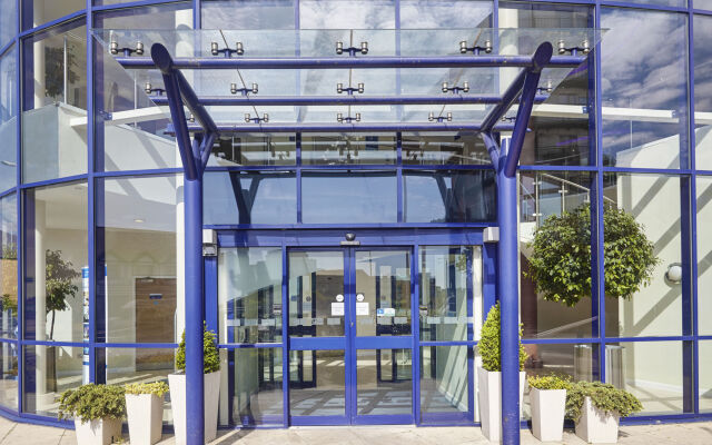 Holiday Inn Express London - Newbury Park