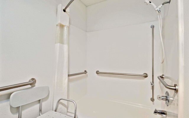 Super 8 Riverside/Kansas City