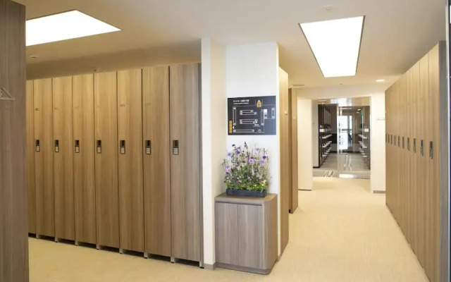 PLAZA EAST CABIN - Caters to men