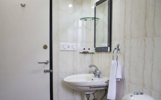 FabHotel Arya International Elgin Road