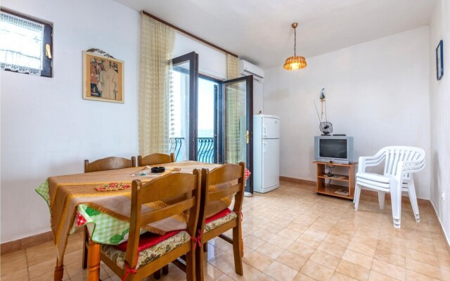 Stunning Apartment in Marusici With 2 Bedrooms and Wifi