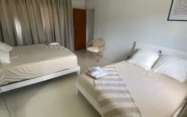 Palm Beach Vacaysuites - Coconut Suite - Top Floor