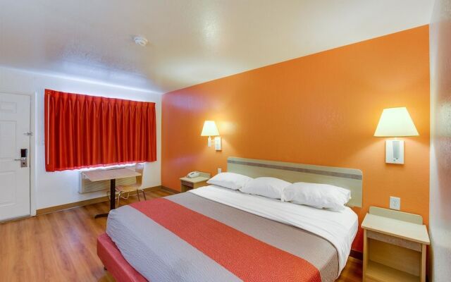 Motel 6 Columbia West