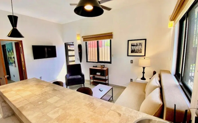 Beautifully Renovated 1 Bed Guest House - Walk to Everything - Roof Top Patio