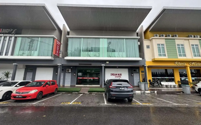 OYO 89497 Dream Nur Hotel