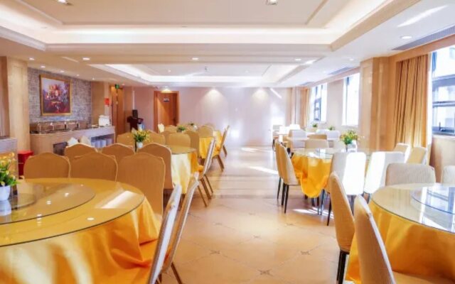 Vienna International Hotel (Xinyang Railway Station Tianrun Plaza Store)