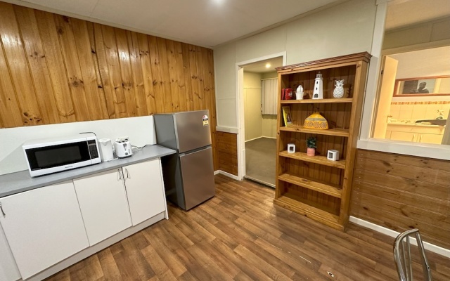 Cottage Charm with Nearby Shopping – Kitchen – South Grafton