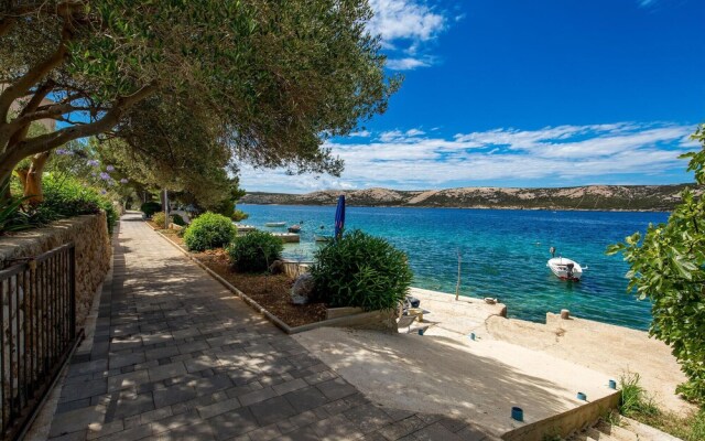 Beautiful Apartment in Stara Novalja With 2 Bedrooms and Wifi