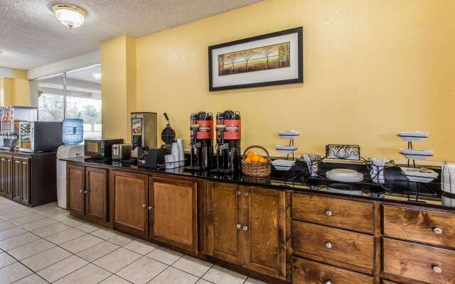 Econo Lodge Byron near Historic District - Warner Robins