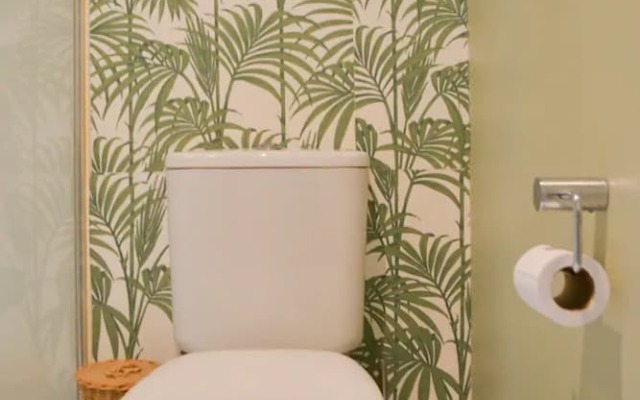 Uptown Top Floor Studio Apartment