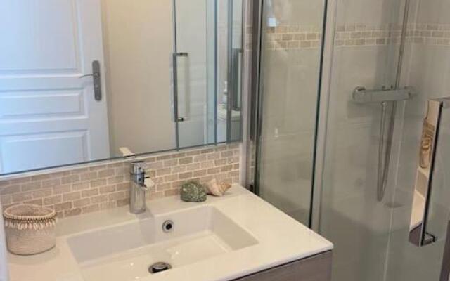 Cap d'Antibes 50m from the beach 3 bedrooms/Pool
