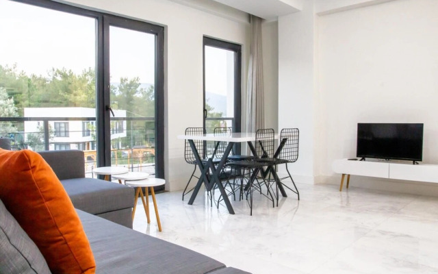 Chic Flat w Garden 1 min to Milas Coast