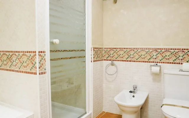 Bright Apartment With Pool Access