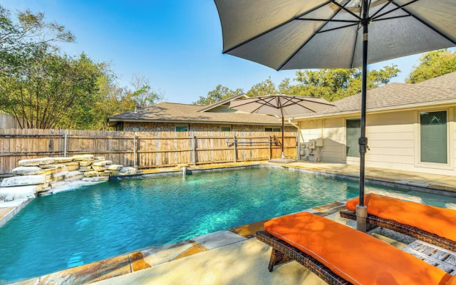 Outdoor Entertainment Space: Austin Family Home