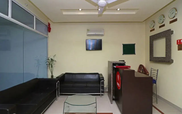 OYO 389 Hotel Applee Inn