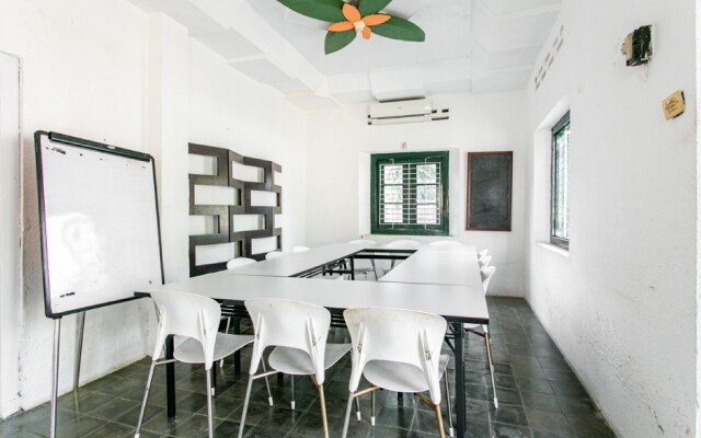 RedDoorz Plus near Taman Sari 2