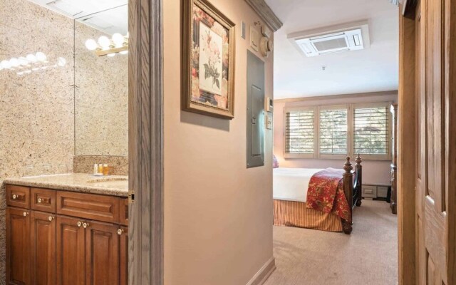 Cozy 2 Bedroom Slopeside Mountain Residence in Vail Village Just Steps From Gondola 1