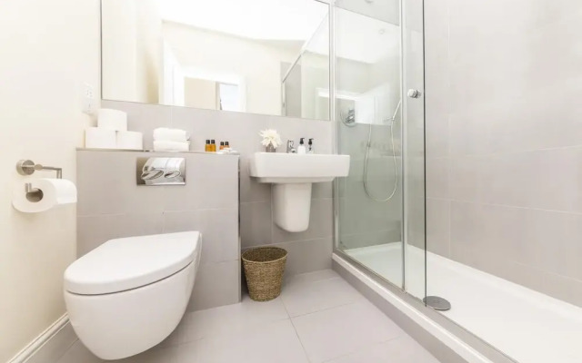 Modern Two Bedroom Apartment in Hammersmith -205a