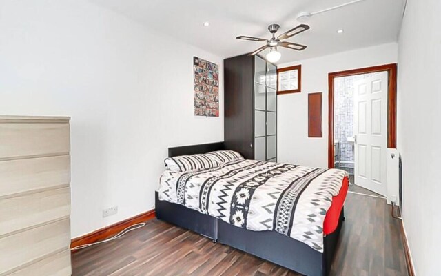 Stunning 7-bed Detached House in Luton With Parkin