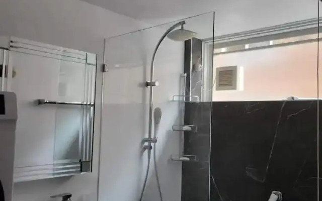 Homely 1 Bedroom Retreat in South Yarra With Balcony