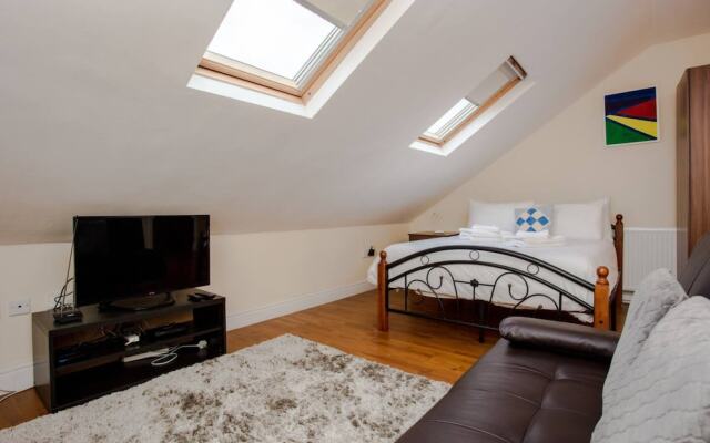 Top Floor Studio Next to Clapham Junction Station