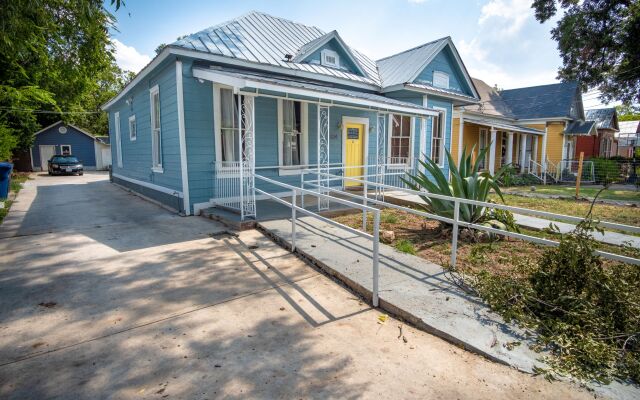 Remodeled Historic 1BR 1BA House Near Downtown