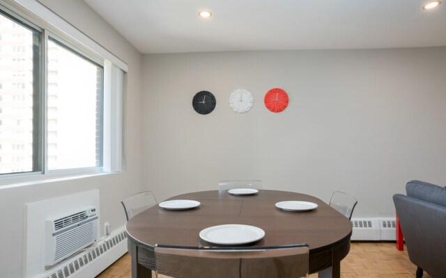 Bold Downtown Montréal Suites by Sonder