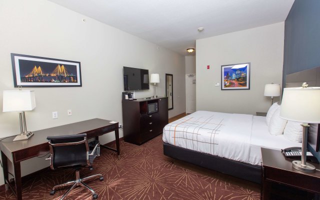 La Quinta Inn & Suites by Wyndham Houston East at Normandy