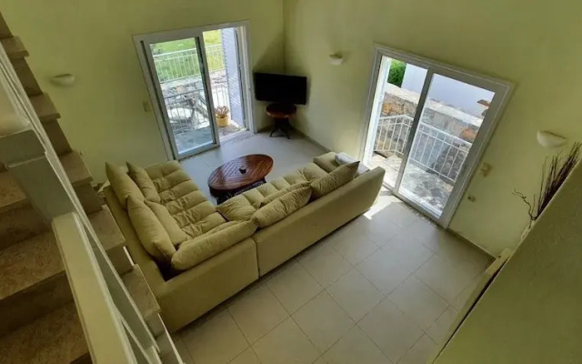 Plaka-sleeps4-parking-pool-hottub-seaviews