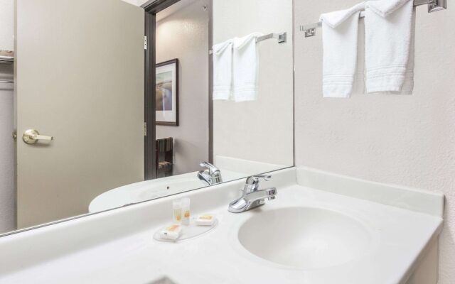 Days Inn - Near Kansas Speedway