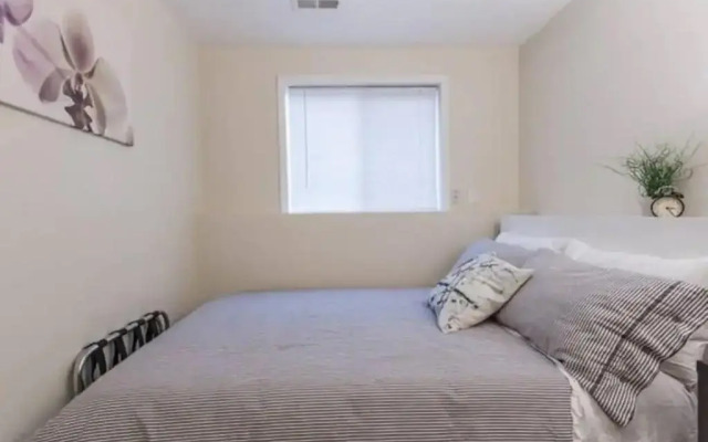 Two Bedroom MIL Apartment Close to Airport Link Rail