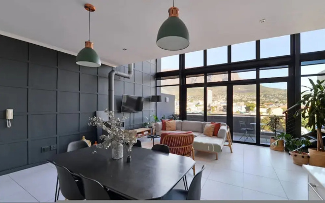 Top-floor 2 Bed Unmatched Table Mountain Views