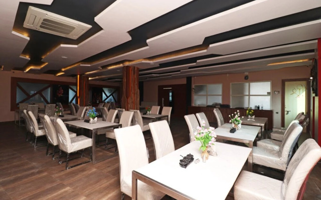 OYO 28645 Nirmalya Plaza