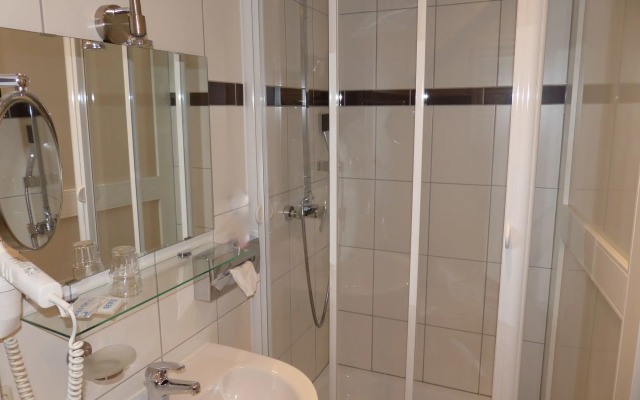 City Hotel by Celina