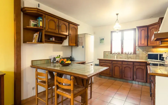 Cozy Holiday Home in Noves with Swimming Pool