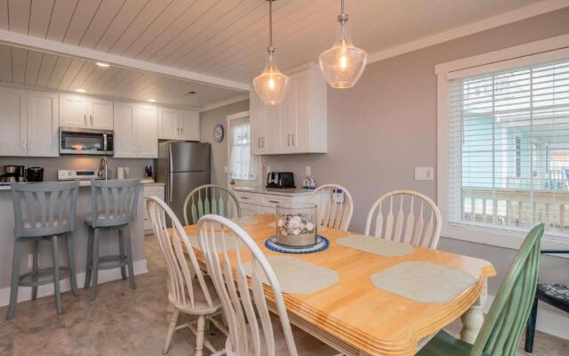 Dip Inn by Oak Island Accommodations