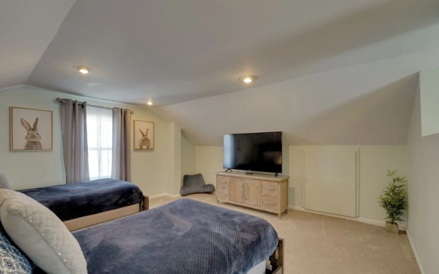 5 Mi to Downtown: Royal Oak Bungalow!