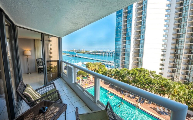 Sea-view Romantic Suite Minutes From the Beach