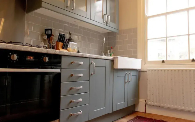 Trendy Two Bed Apartment With Private Garden