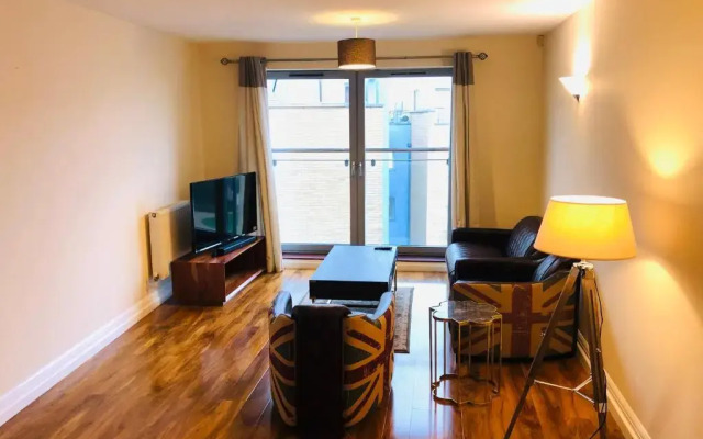 A Modern 2 Bed Luxury Apartment by River Thames