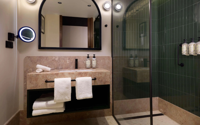 DUO Hotel Lisbon, Curio Collection by Hilton