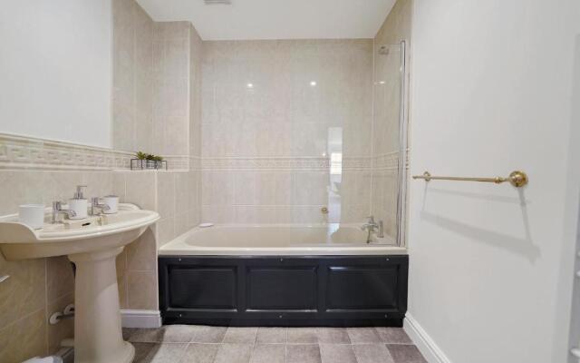 Large Duplex Penthouse in Central York - Parking