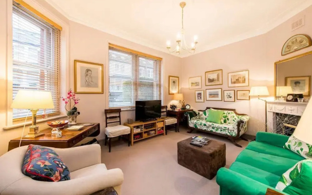 Traditional British 1 Bed Beside Battersea Park