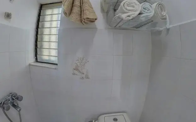 Blue House Beach Apartment - Sleeps 4 & Balcony