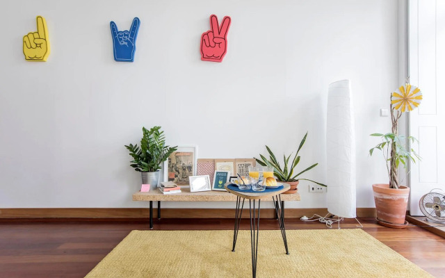 Bonjardim Studio w/ Balcony by LovelyStay